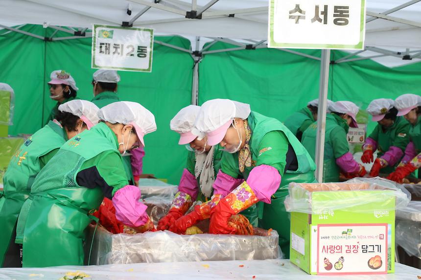 새마을부녀회와 ‘사랑의 김장담그기’ - 1
