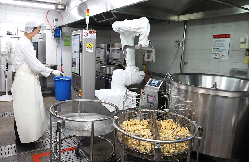 급식 조리로봇...조리종사자 작업환경 개선 효과 - 1