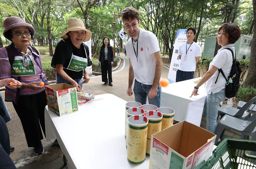 함께 걸으며 활력 충전! ‘강남시니어 기억·돌봄 걷기대회’ - 16
