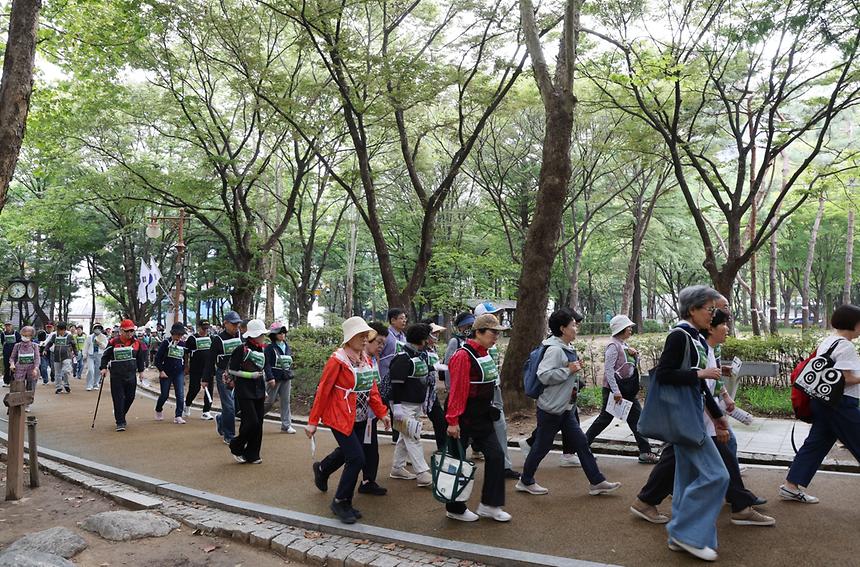함께 걸으며 활력 충전! ‘강남시니어 기억·돌봄 걷기대회’ - 7