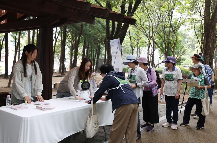 함께 걸으며 활력 충전! ‘강남시니어 기억·돌봄 걷기대회’ - 14