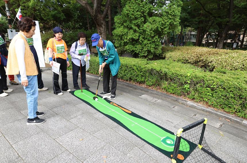 함께 걸으며 활력 충전! ‘강남시니어 기억·돌봄 걷기대회’ - 9