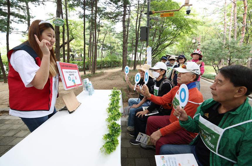 함께 걸으며 활력 충전! ‘강남시니어 기억·돌봄 걷기대회’ - 11