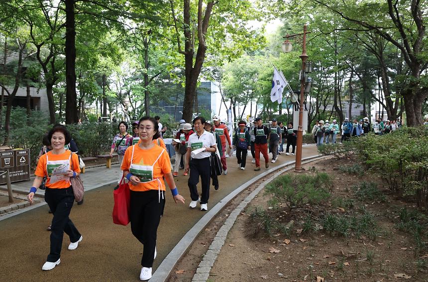 함께 걸으며 활력 충전! ‘강남시니어 기억·돌봄 걷기대회’ - 8