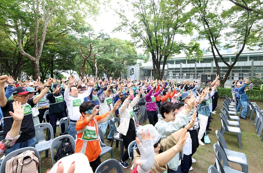 함께 걸으며 활력 충전! ‘강남시니어 기억·돌봄 걷기대회’ - 3