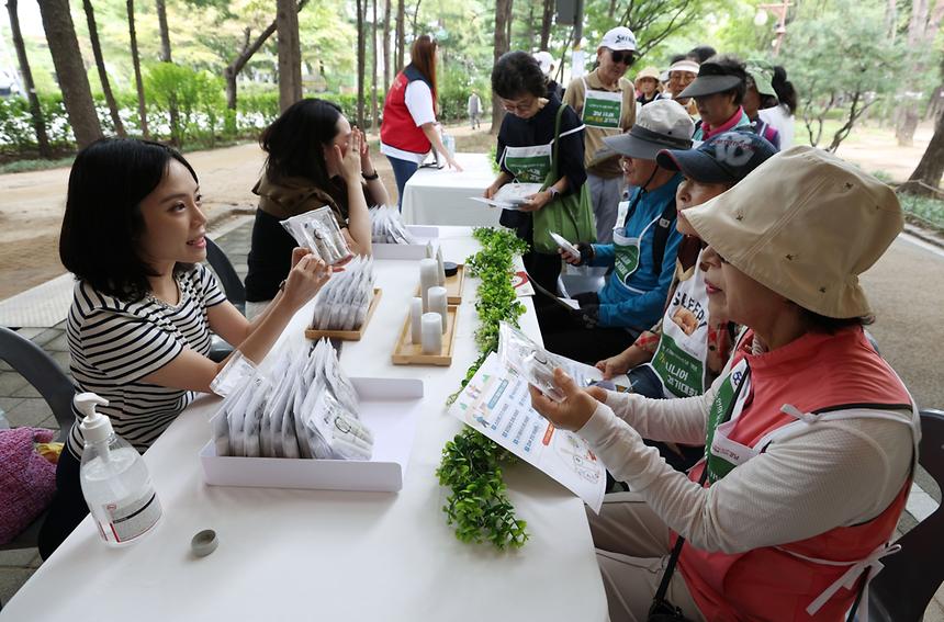 함께 걸으며 활력 충전! ‘강남시니어 기억·돌봄 걷기대회’ - 15