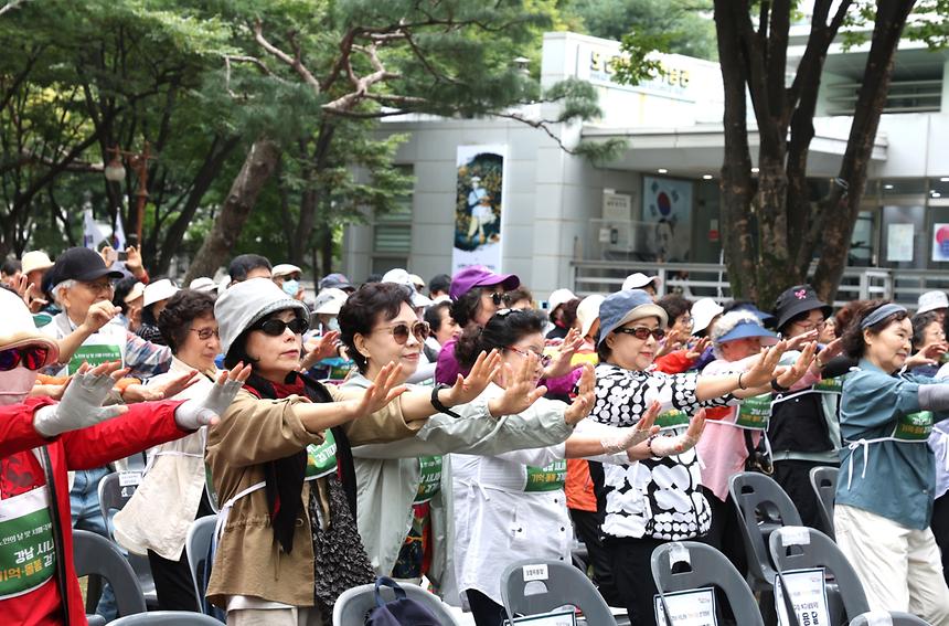 함께 걸으며 활력 충전! ‘강남시니어 기억·돌봄 걷기대회’ - 4