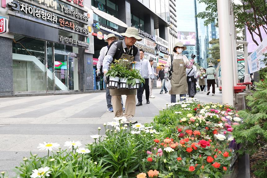 꽃으로 채워진 강남대로 ‘걷고 싶은 거리’ - 1