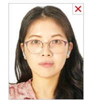 여권사진 미적합 예시(이어폰 착용, 조명 빛 반사, 안경테가 눈과 겹침)