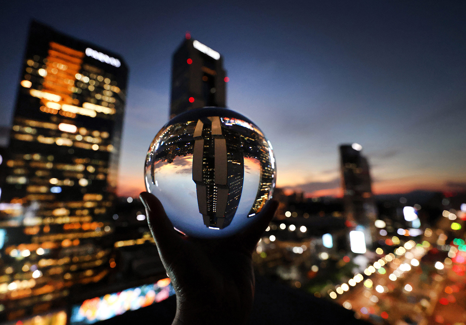 손으로 품은 코엑스의 노을 빛 풍경