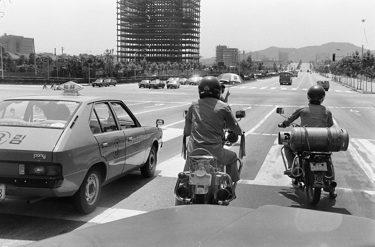흑백필름 속 강남 청춘의 교차로