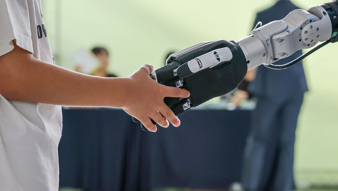 강남, 미래와 맞잡은 손