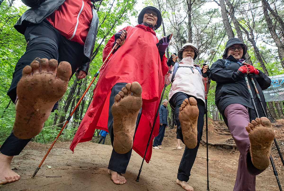 맨발로 걸어요