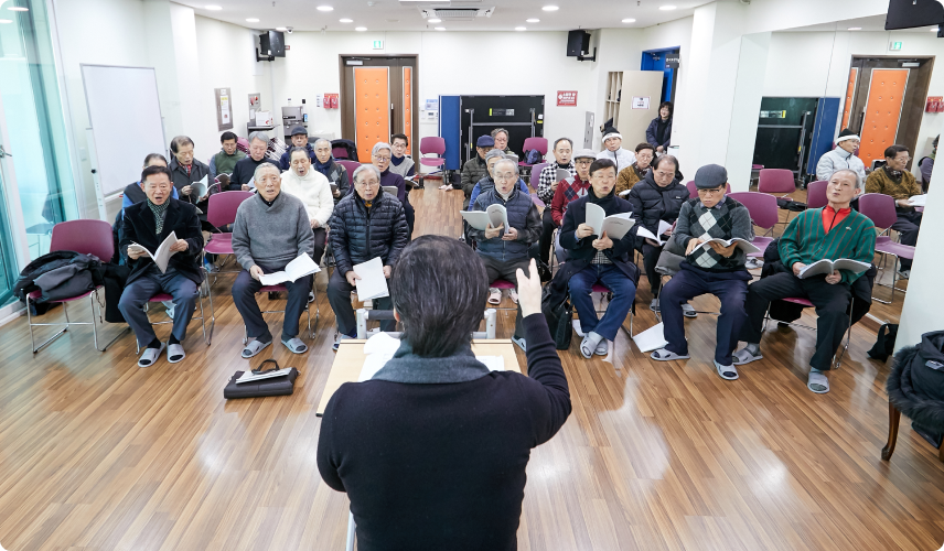 세밑취위에도 아랑곳없이 연습에 매진하는 강남논현남성합창단 단원들