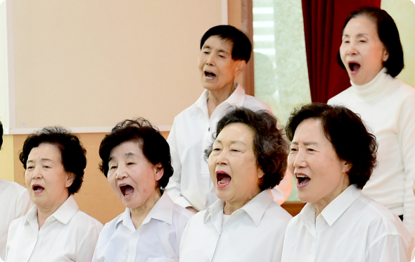 박영숙, 홍옥희, 심경옥, 원숙자, 이해원, 남희순 역삼실버스타 가곡동아리 회원(왼쪽부터, 위에서 아래로)