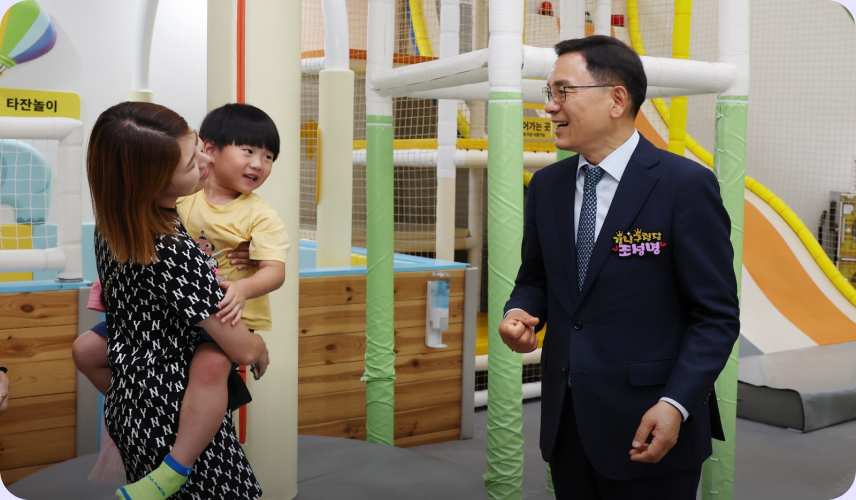 도곡정보문화도서관에서 다자녀 부모를 만나 담소 중