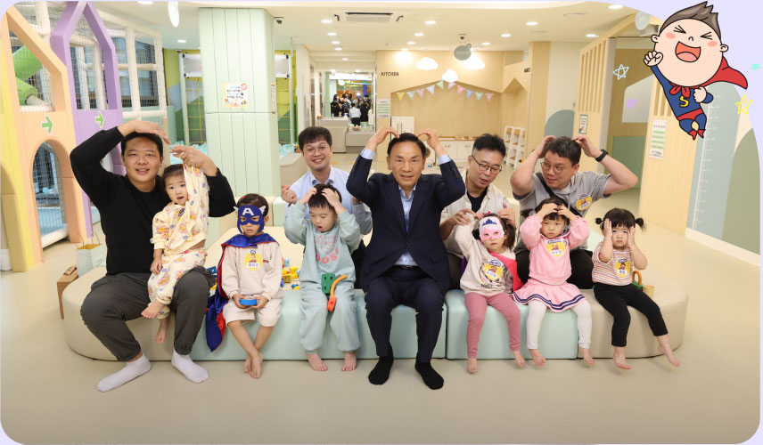 육아 아빠 및 자녀들과 함께 기념 촬영