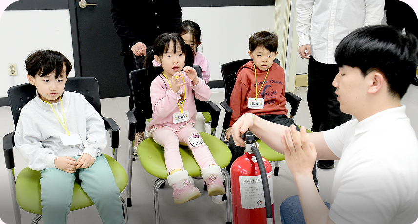 소화기 시뮬레이터를 활 가상현실(VR) 체험으로 이뤄진 어린이집 원생들