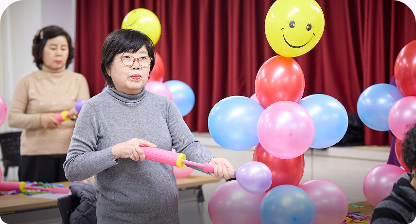 풍선아트 교육에 참가한 주민들