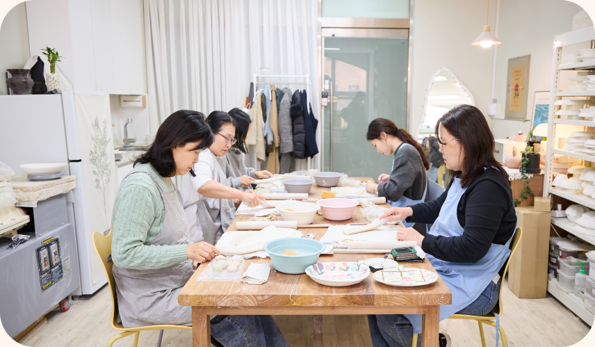 ↑컬러 클레이 도자기 만들기를 체험 중인 구민들