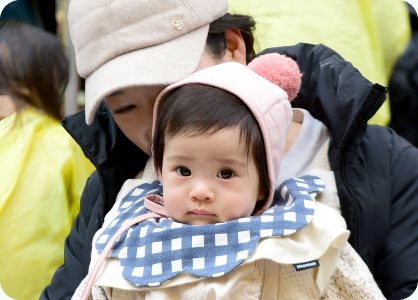엄마와 함께 나들이 나온 아기