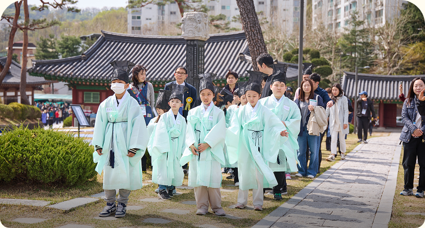 궁촌별묘에서 의관을 갖춘 차림으로 묘역을 탐방중인 아이들
