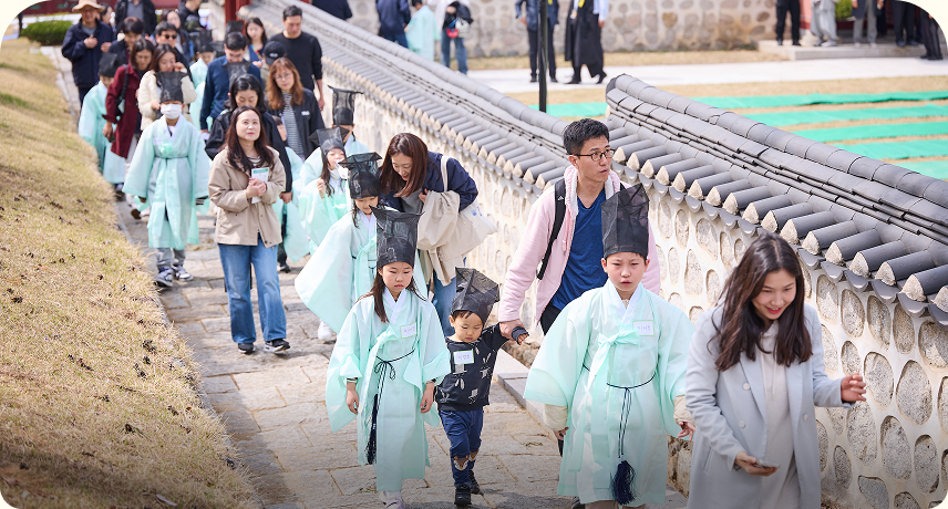 궁촌별묘에서 의관을 갖춘 차림으로 묘역을 탐방중인 아이들