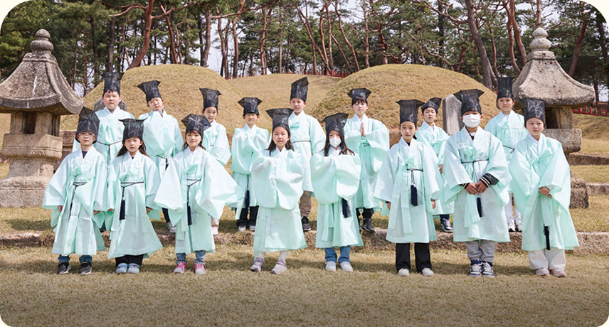 궁촌별묘에서 의관을 갖춘 차림으로 묘역을 탐방중인 아이들
