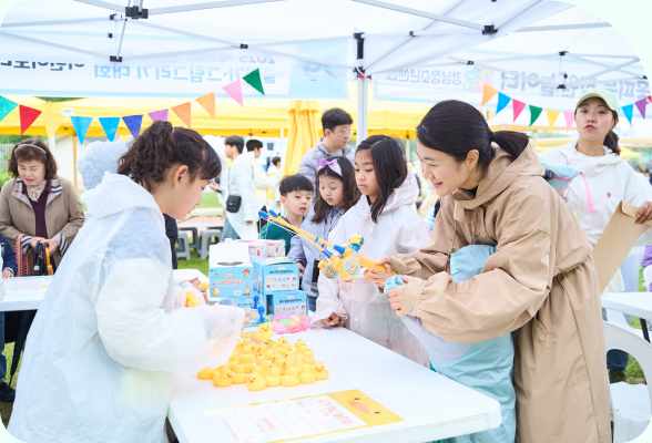 온가족 다문화 놀이터에 참가해 직접 기획한 놀이로 자치활동을 펼치고 있는 우주프렌즈 회원들 