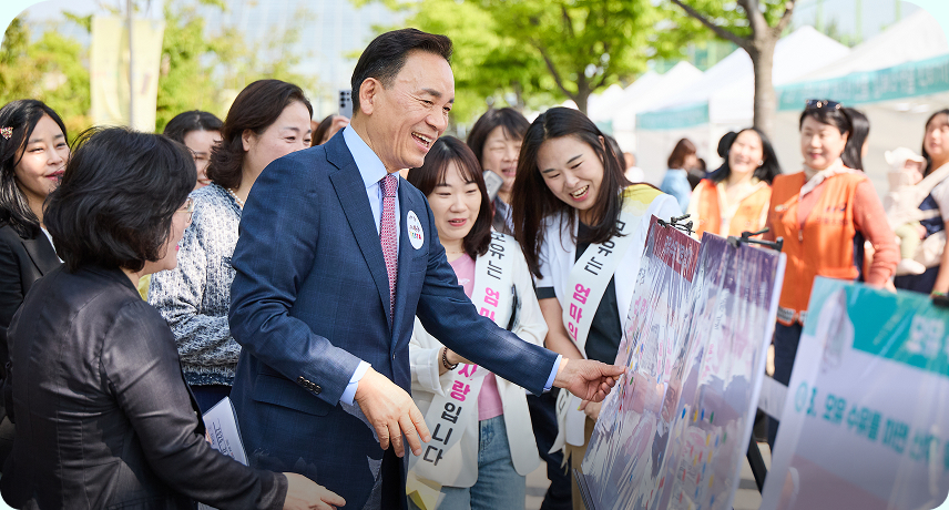 ↑아추페스타 현장을 둘러보는 조성명 구청장