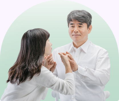 상대의 손바닥에 손등을 맞대고 촉수화로 소통하는 모습 