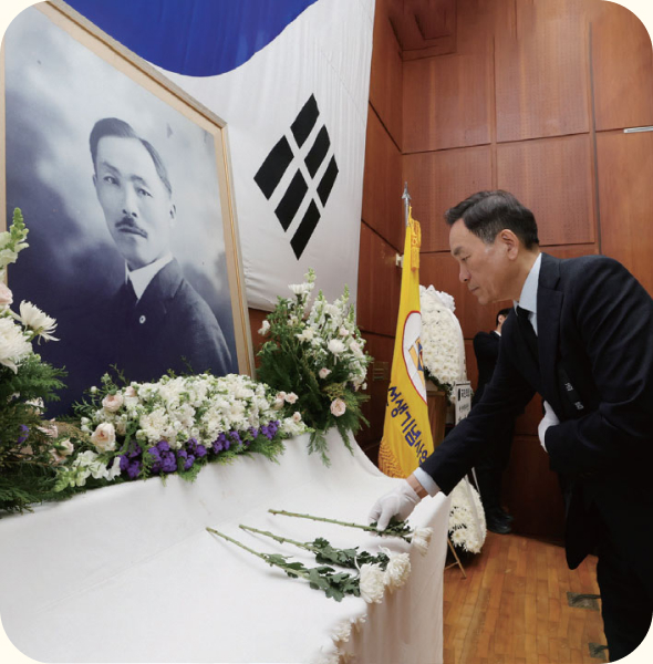 안창호 선생 서거 87주기 헌화하는 조성명 구청장