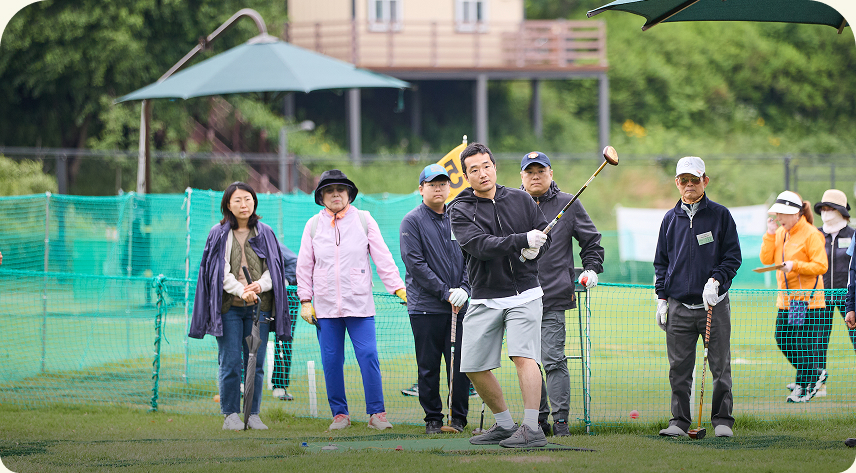 '제1회 강남구 가족파크골프대회'에 참여한 3세대 참가팀들