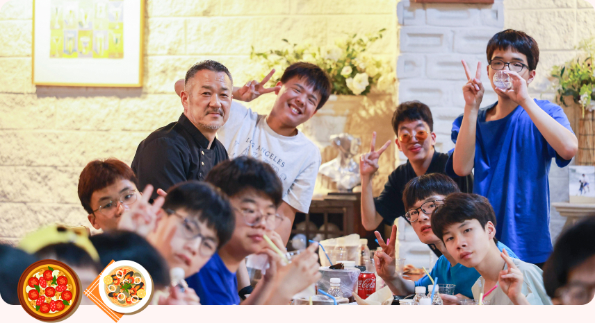 생일 파티를 즐기고 있는 다니엘복지원생들과 홍홍기 대표