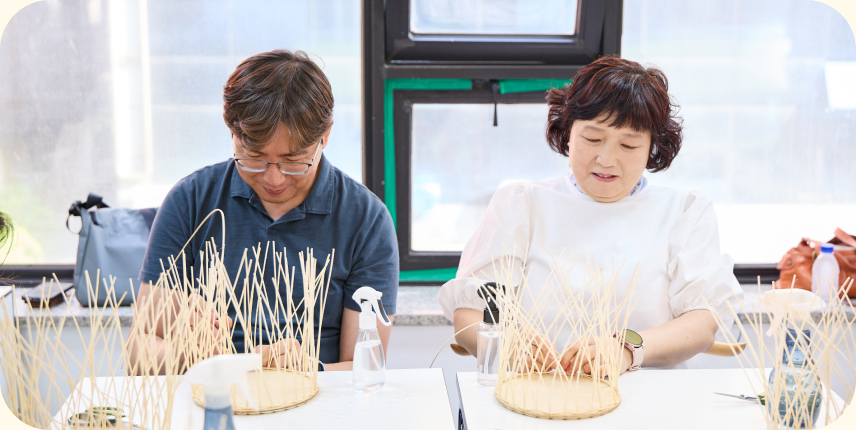 사탕 바구니를 만들고 있는  조진현 님과 과일 바구니를 만들고 있는 임양희 님