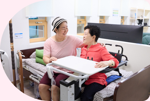 ↑체험홈 침실 공간의 이동식 휠체어 리프트 체험