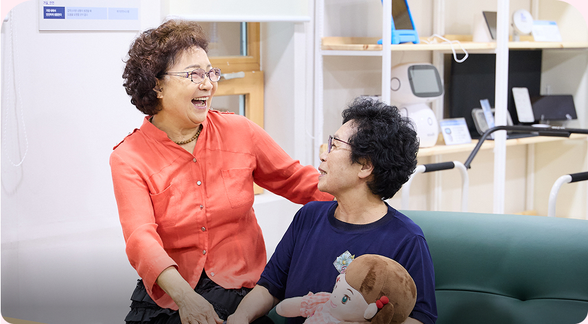 지역 주민이 편하게 쉴 수 있는 공간 ‘힐링 존’에서 즐거운 시간을 보내고 있는 어르신들