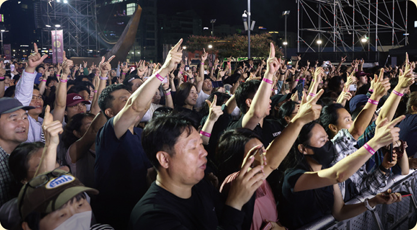 축제를 즐기는 시민들
