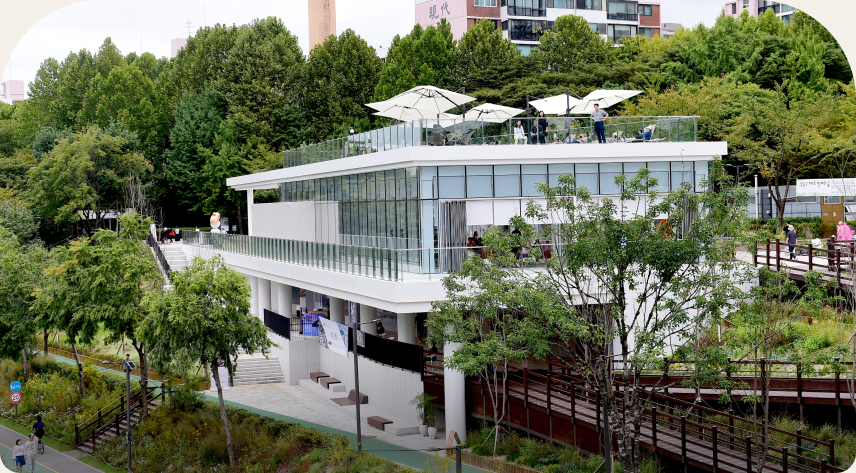 지난 9월 개관한 양재천 수변문화쉼터의 외관