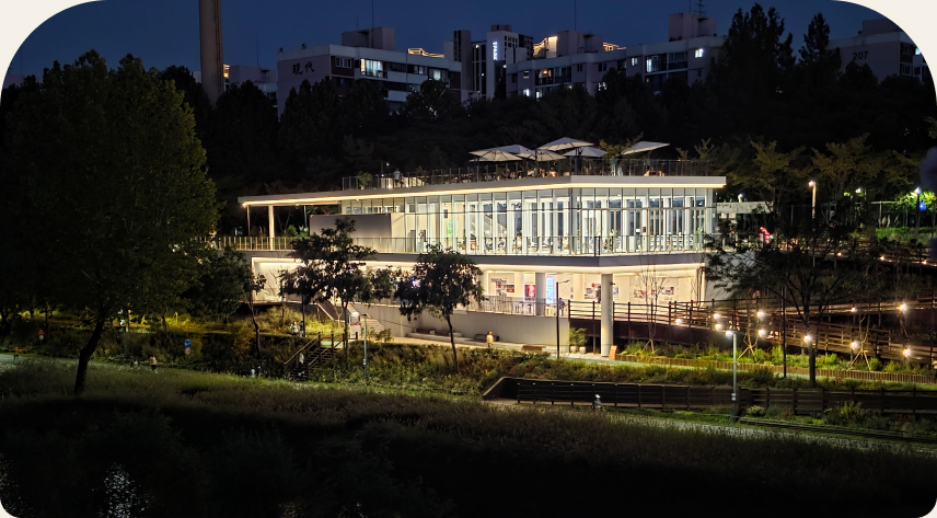 지난 9월 개관한 양재천 수변문화쉼터의 외관