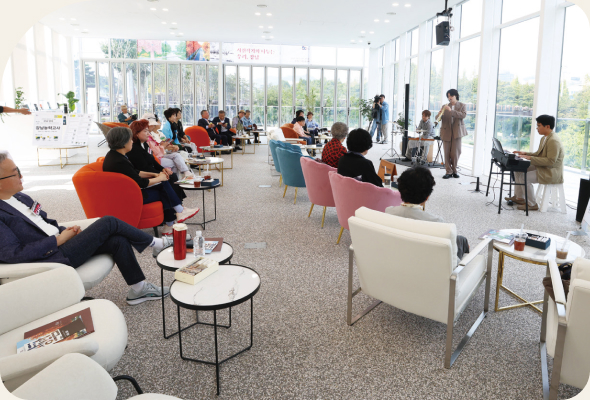1층 북카페에서 문화행사를 즐기는 시민들