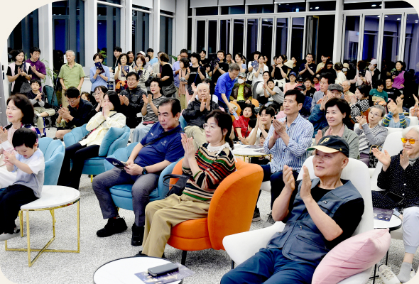 1층 북카페에서 문화행사를 즐기는 시민들