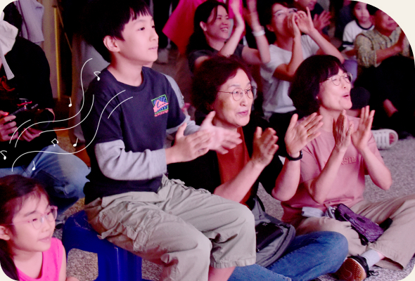 1층 북카페에서 문화행사를 즐기는 시민들