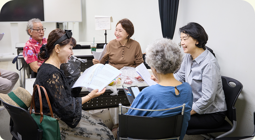 영화 촬영을 준비 중인 시니어 배우들