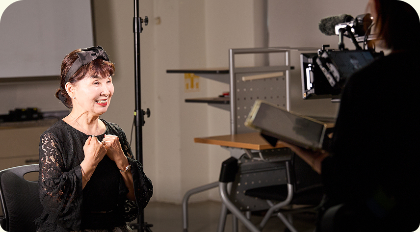 영화 촬영을 앞두고 카메라 테스트 중인 시니어 배우들