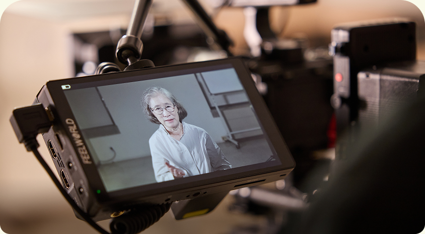 영화 촬영을 앞두고 카메라 테스트 중인 시니어 배우들