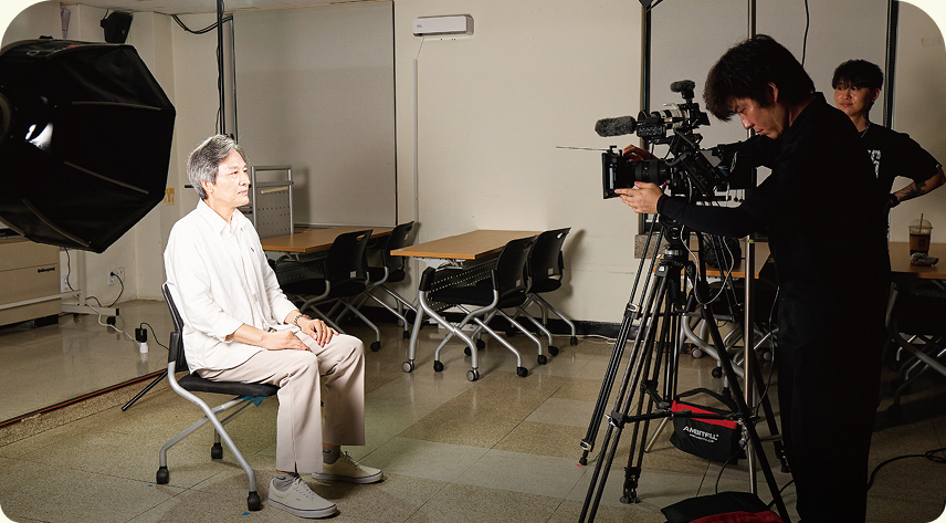 영화 촬영을 앞두고 카메라 테스트 중인 시니어 배우들