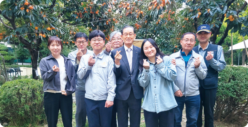 관리소 앞 감나무 아래서 아파트 주민들, 관리소 직원들과 함께 찍은 기념사진