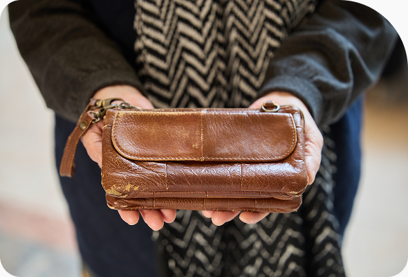 평소 근검절약이 몸에 밴 김태수 회장이 30년째 가지고 다닌다는 낡은 손지갑