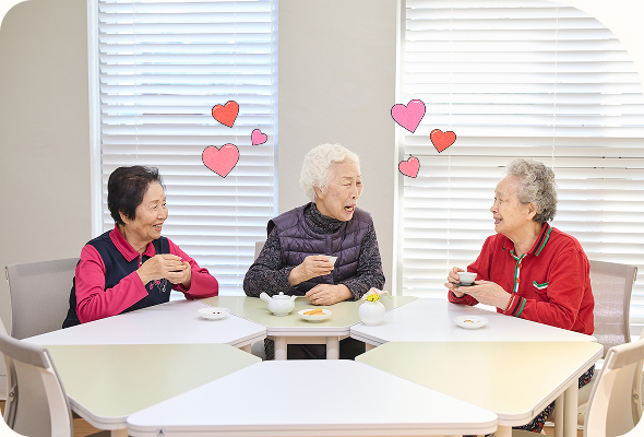 쉼터에서 담소를 나누는 어르신들